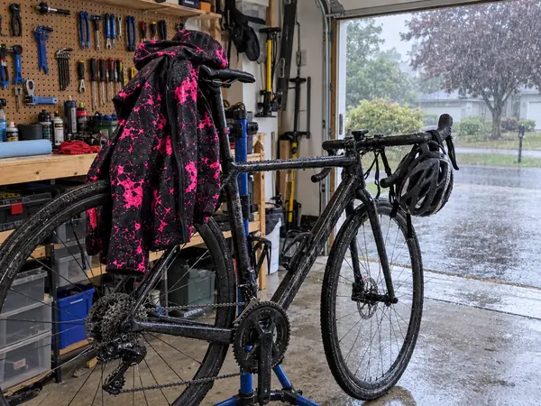 Cycliste RIDESHIFT sous la pluie