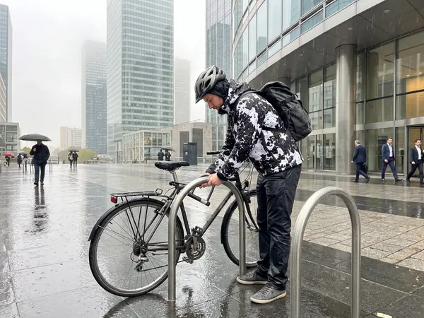 Cycliste RIDESHIFT sous la pluie