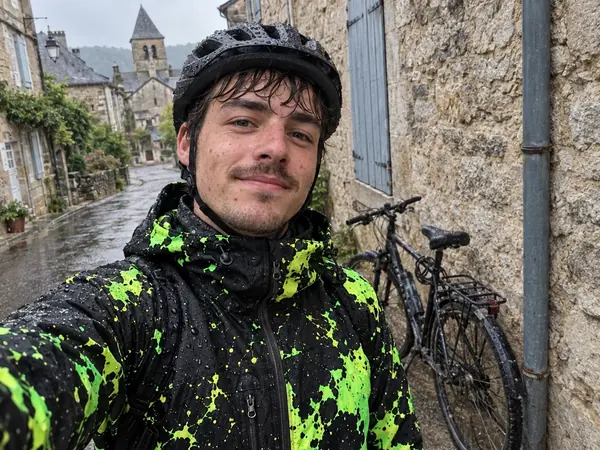 Cycliste RIDESHIFT sous la pluie