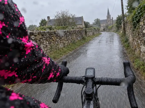 Cycliste RIDESHIFT sous la pluie