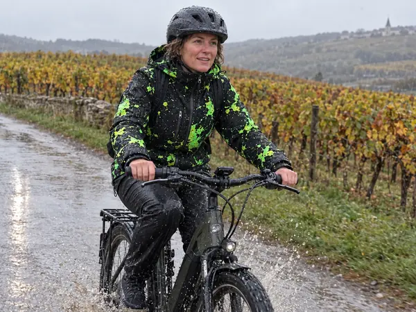 Cycliste RIDESHIFT sous la pluie